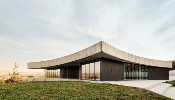 Atap kombinasi beton dan kaca